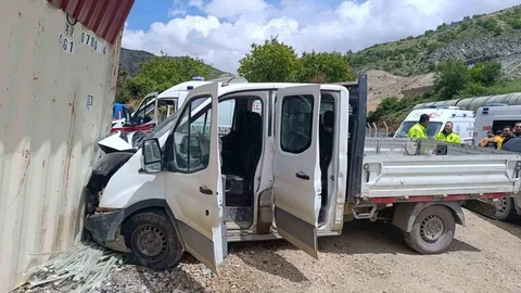 Malatya'da Kamyonet Şantiyeye Girdi