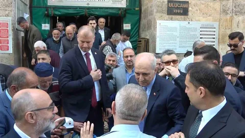 Bursa'da Numan Kurtulmuş Cuma Namazı Kıldı