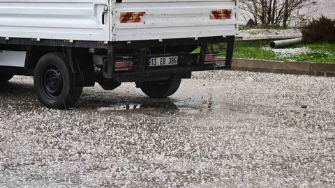 Bitlis'te Dolu Yağışı Sürücülere Zor Anlar Yaşattı