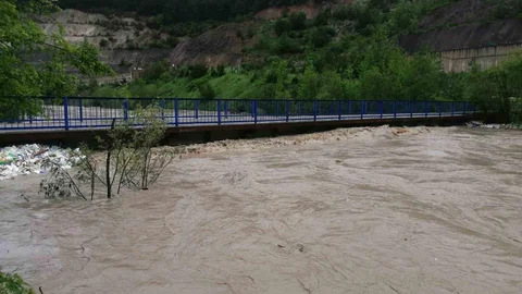Kelkit Çayı Debisi Yükseldi, Köprü Kapatıldı