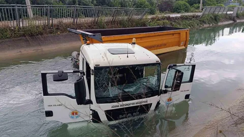 Adana'da Tır Sulama Kanalına Düştü