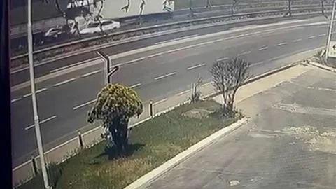 Tekirdağ'da İki Tır Arasında Kalan Araçtan Kurtuldu