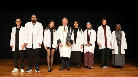 Geleceğin Eczacıları Beyaz Önlük Giydi