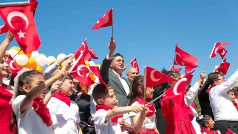 Aliağa'da Renkli Bahar Şenliği Düzenlendi