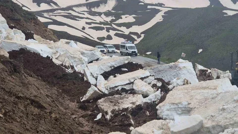 Muş'ta Heyelan Nedeniyle Kapanan Yol Açıldı