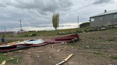 Kars'ta Fırtına Çatıyı Uçurdu