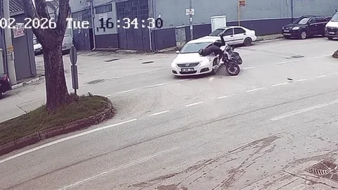 Bursa'da Otomobil Motosikletle Çarpıştı