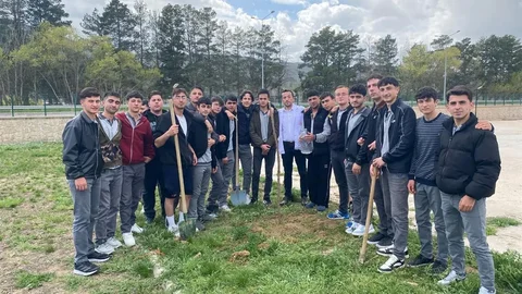 Bayburt'ta Öğrenciler Fidan Dikti