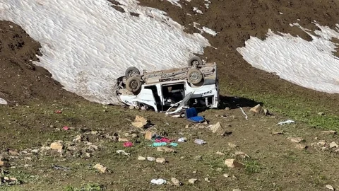Yüksekova'da Minibüs Uçuruma Yuvarlandı