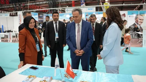 Rektör Akpolat İpek Yolu Fuarı'nı Ziyaret Etti