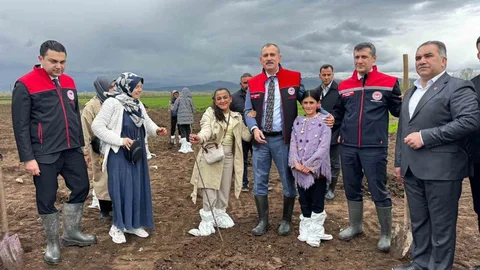 Ağrı’da Meyve Fidanı Dağıtımı Gerçekleştirildi