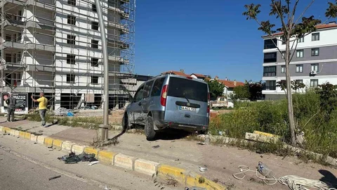 Uşak'ta Park Halindeki Araca Çarpan Otomobil Kazası