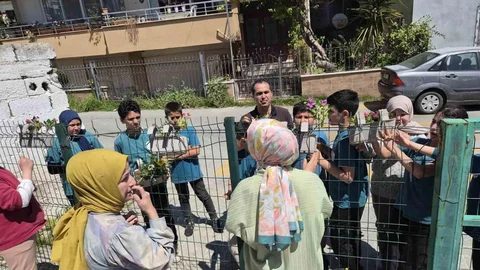 Mersin'de Öğrenciler İyilik Mesajı Verdi