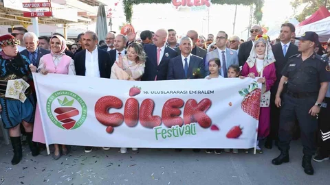Emiralem Çilek Festivali'nin Görkemli Açılışı