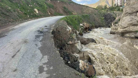 Hakkari'de Yol Çökmesi Olayı
