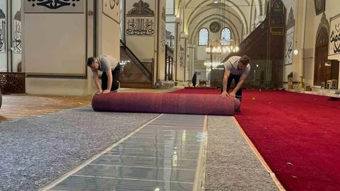 Bursa Ulu Cami’de Halı Yenileme Çalışmaları Başladı