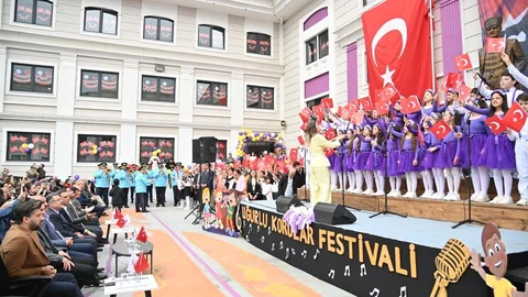 600 Çocuktan Koro Performansı