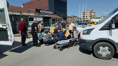 Düzce'de Minibüs ve Motosiklet Çarpıştı