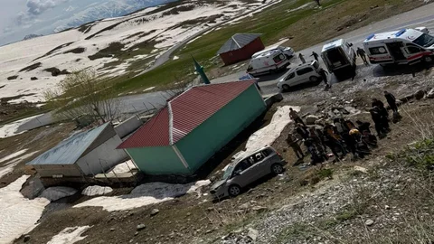 Hakkari'de Şarampole Yuvarlanan Araçta Yaralılar Var
