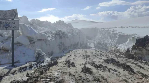 Hakkari Berçelan Yaylası'nda 4 Metre Kar Var