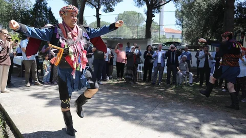 Efe Kıyafetiyle Zeybek Oynadılar