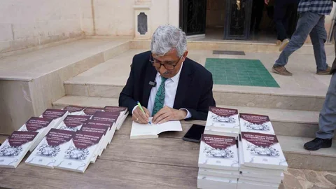 Adıyaman'da Başkan Hallaç Kitap İmzaladı