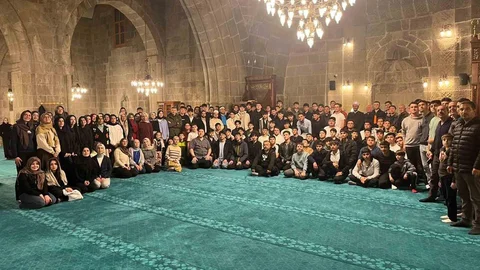 Her hafta 100’üncü camide namaz kıldılar