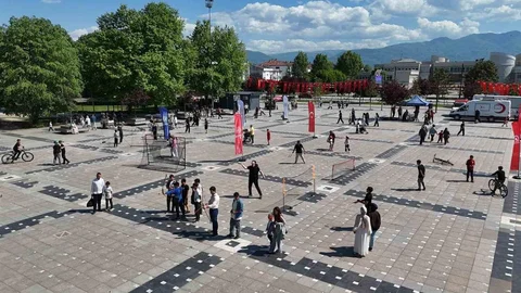 Gençler Düzce'de Spor Alanlarında Yarıştı