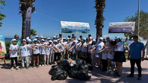 Kuşadası'nda Öğrenciler Sahilleri Temizledi