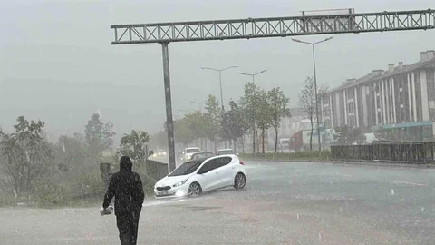 Düzce'de Aniden Bastıran Sağanak Yağış