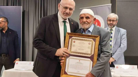 Bolu'da 87 Yaşında Hafızlık Belgesi Aldı