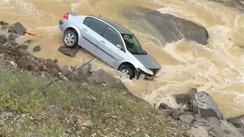 Düzce'de Dereye Uçan Araç Kazası