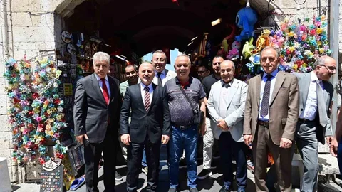Kuşadası'nda Vali Varol Esnafı Ziyaret Etti