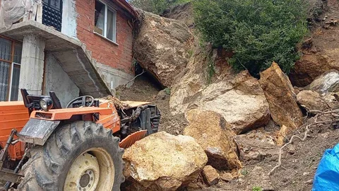 Amasya'da Heyelan Sonrası Kaya Parçaları Düştü