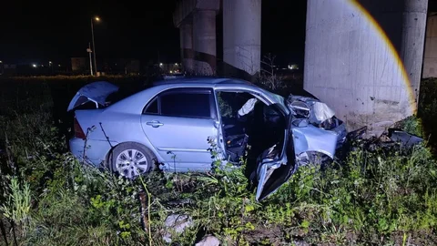 Kontrolden Çıkan Araç Köprü Ayağına Çarptı
