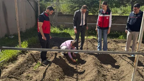 Minik Öğrenciler Toprakla Buluştu