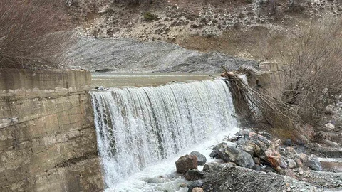 Eber Deresi Eber Gölü'ne Su Taşıyor