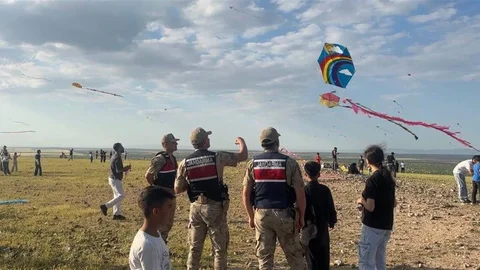 Jandarma Sınırda Uçurtma Şenliği Düzenledi