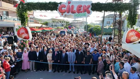 Çilek Festivali İzmir'de Yoğun İlgiyle Gerçekleşti