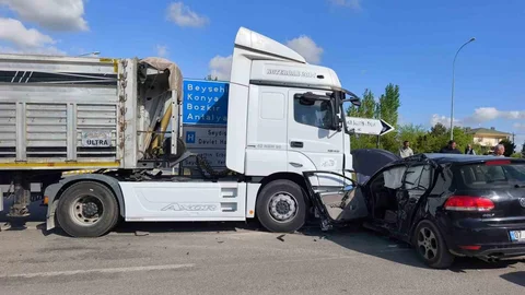 Seydişehir'de Tır ve Otomobil Çarpıştı