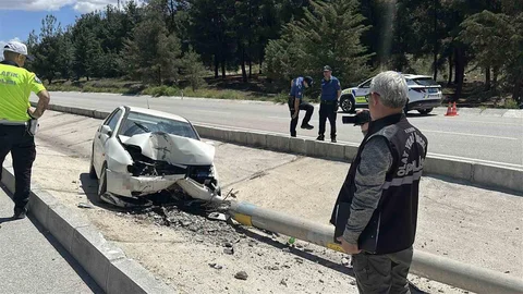 Otomobil Direğe Çarptı, Sürücü Yaralandı