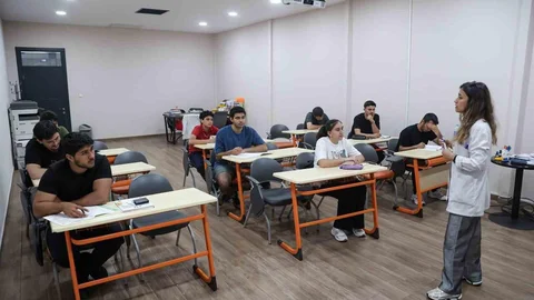 Efeler'de Gençlere Sınav Desteği Sağlanıyor
