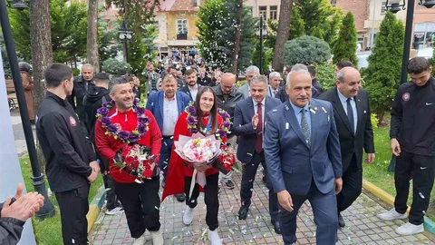 Avrupa Şampiyonu Güreşçi Çorum'da Coşkuyla Karşılandı