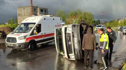 Muş'ta Kontrolden Çıkan Minibüs Yan Yattı