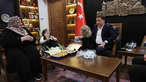 Kayseri'de Vali Çiçek'ten Rüveyda'ya Destek