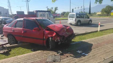 Bursa'da Trafik Kazası: 1 Ölü, 4 Yaralı