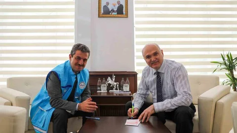 Düzce'de Başkan Özlü Kurbanını Bağışladı