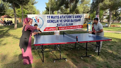 Gençler Tenis Oynadı, Vatandaşlar Eğlendi