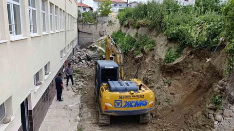 Selendi'de Okul Duvarı Yeniden Yapılıyor