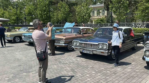 İstanbul'da Klasik Araçlarla 19 Mayıs Coşkusu
